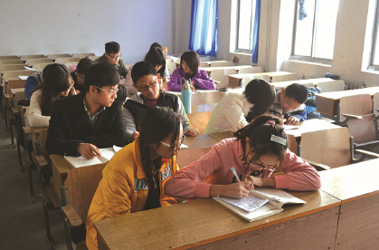 科大社区“爱心树”益教课堂正在上课 本报记者 陈新 摄1