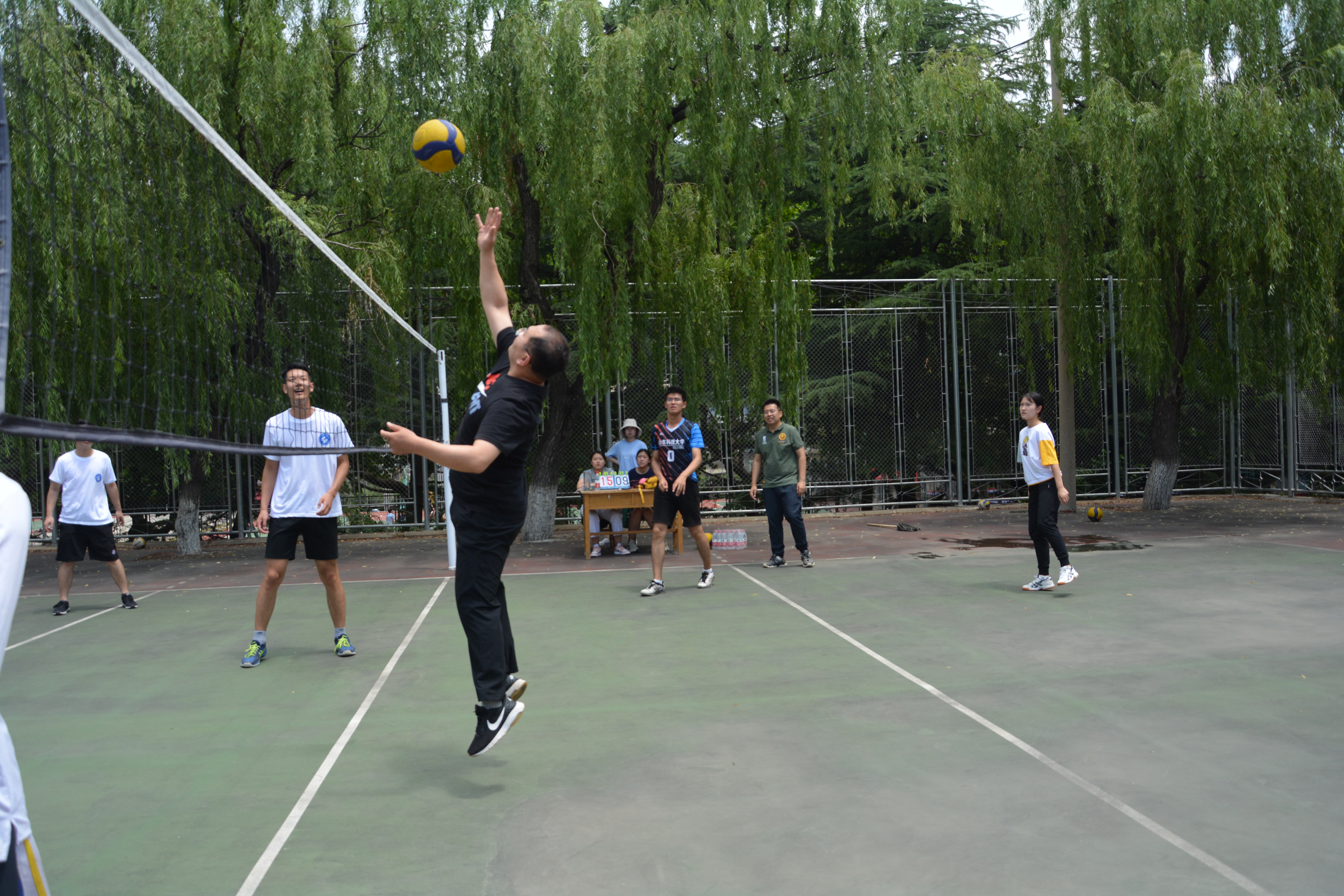 公共课教学部举办"欢送毕业生"师生排球赛