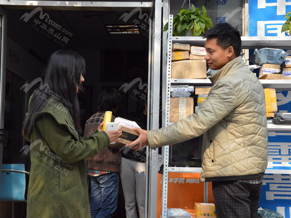 刘彬正在为同学们拿取快递。通讯员 王耀峰 摄